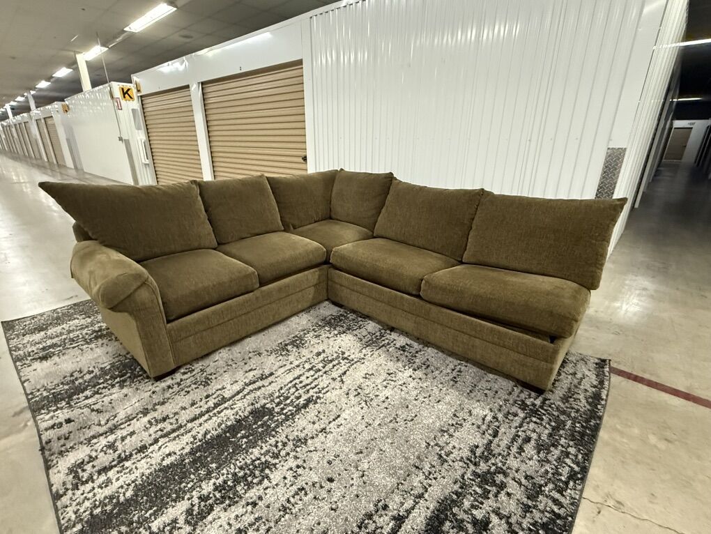Bassett Sectional Couch *CAN DELIVER*