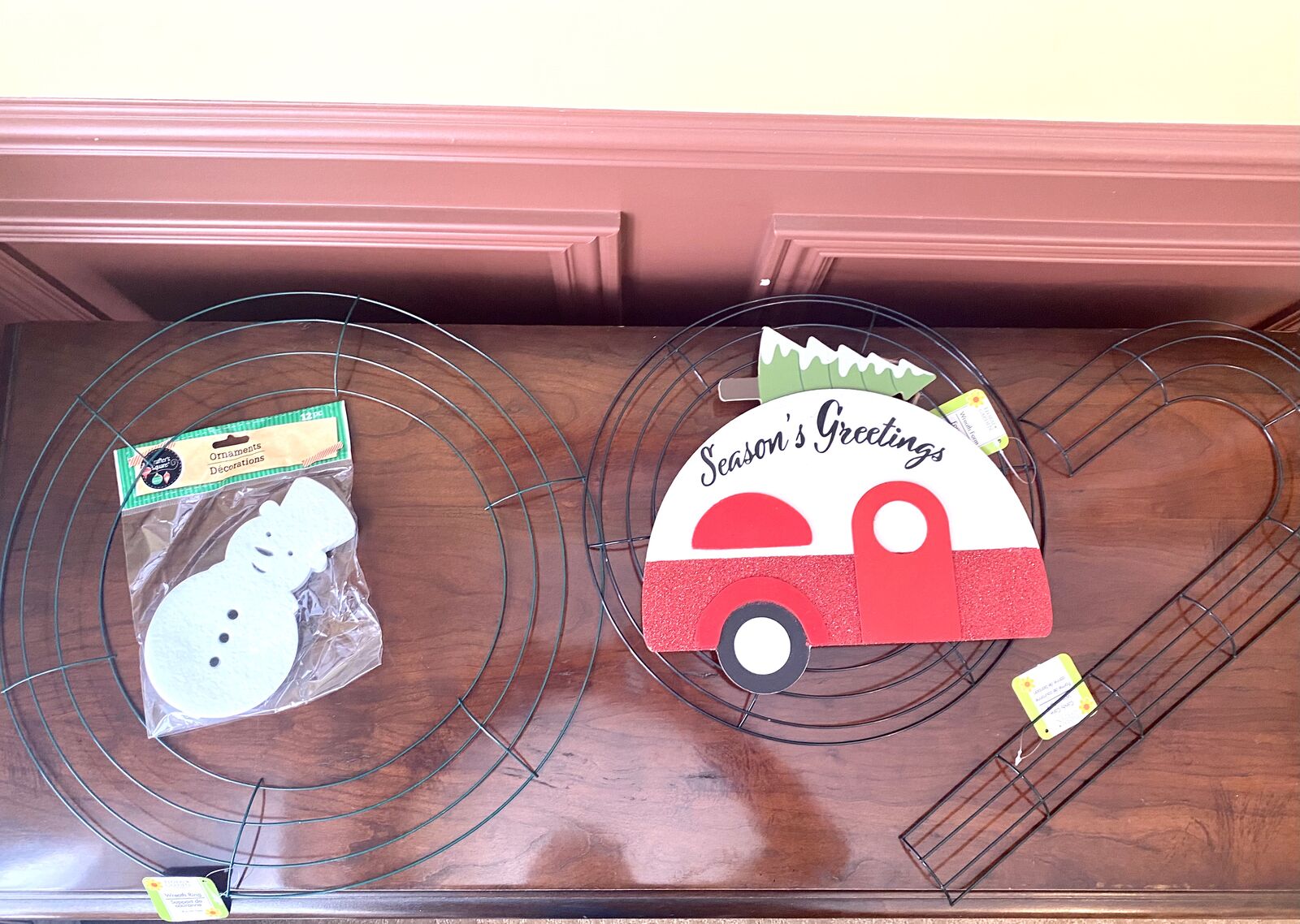 NEW- Crafters 16 PC Bundle- Large Circle Wreath and Candy Cane Wire Forms- 12 Snowmen-  Large Trailer w/ Tree - C PIX