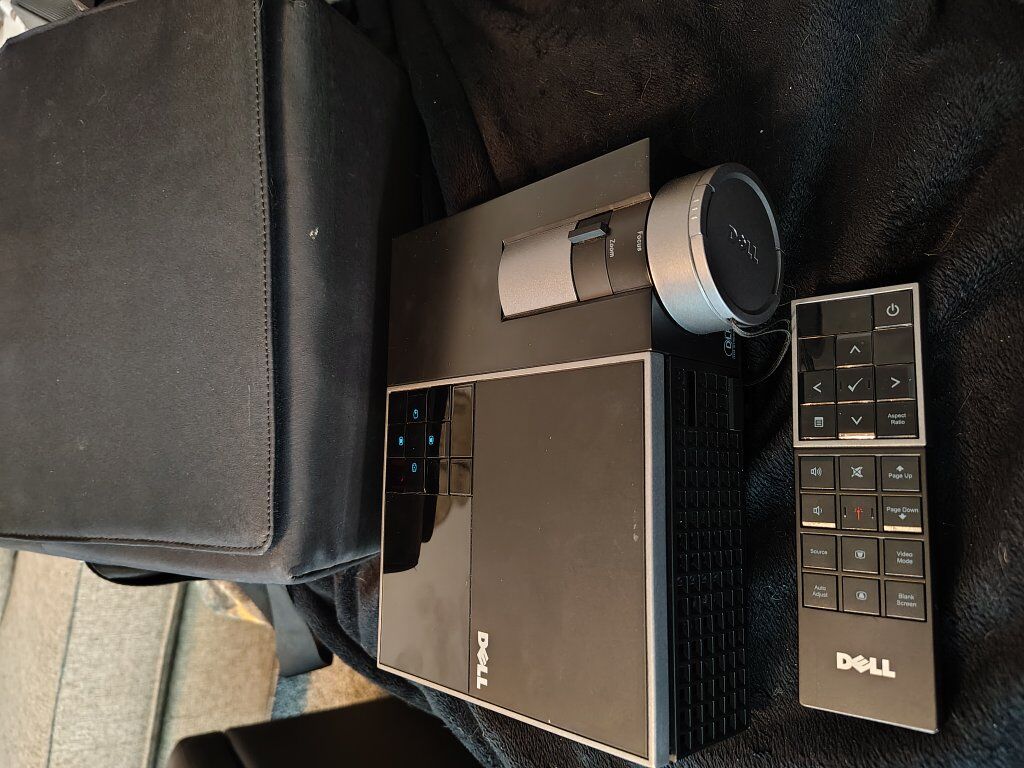 amazing Dell M209x projector w/accessories