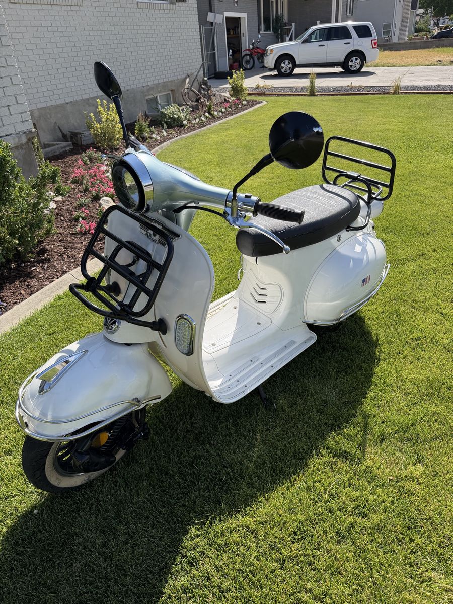 2013 Genuine Scooter Co. Buddy 125 Scooter - White,