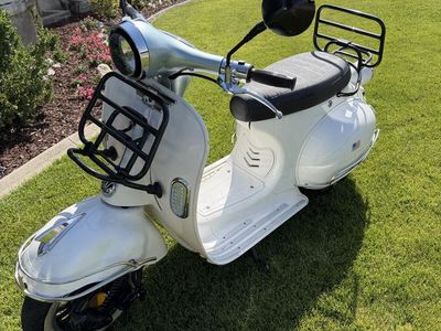 2013 Genuine Scooter Co. Buddy 125 Scooter - White,