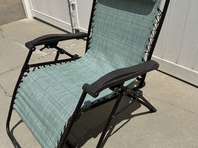 Folding Zero Gravity Recliner / Patio Lounge Chair