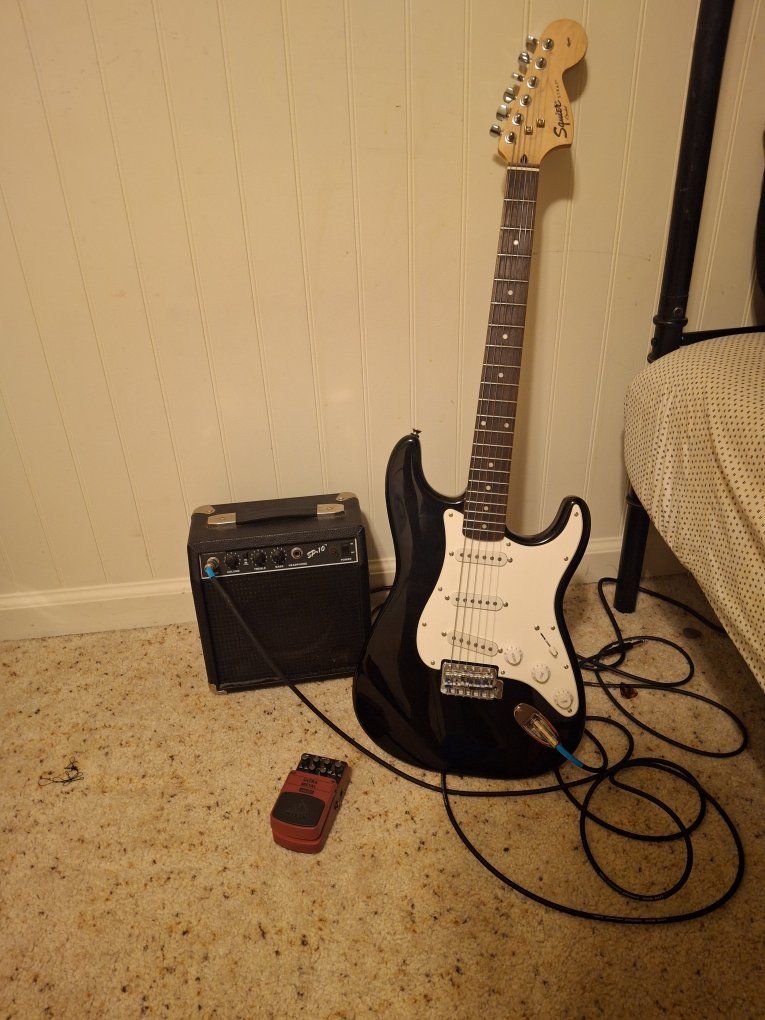 Squier Affinity Series Stratocaster Electric Guitar with SP-10 Amp and BOSS DS-1 Pedal