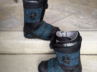 ThirtyTwo Black and Blue Double Boa Snowboard Boots sz 9