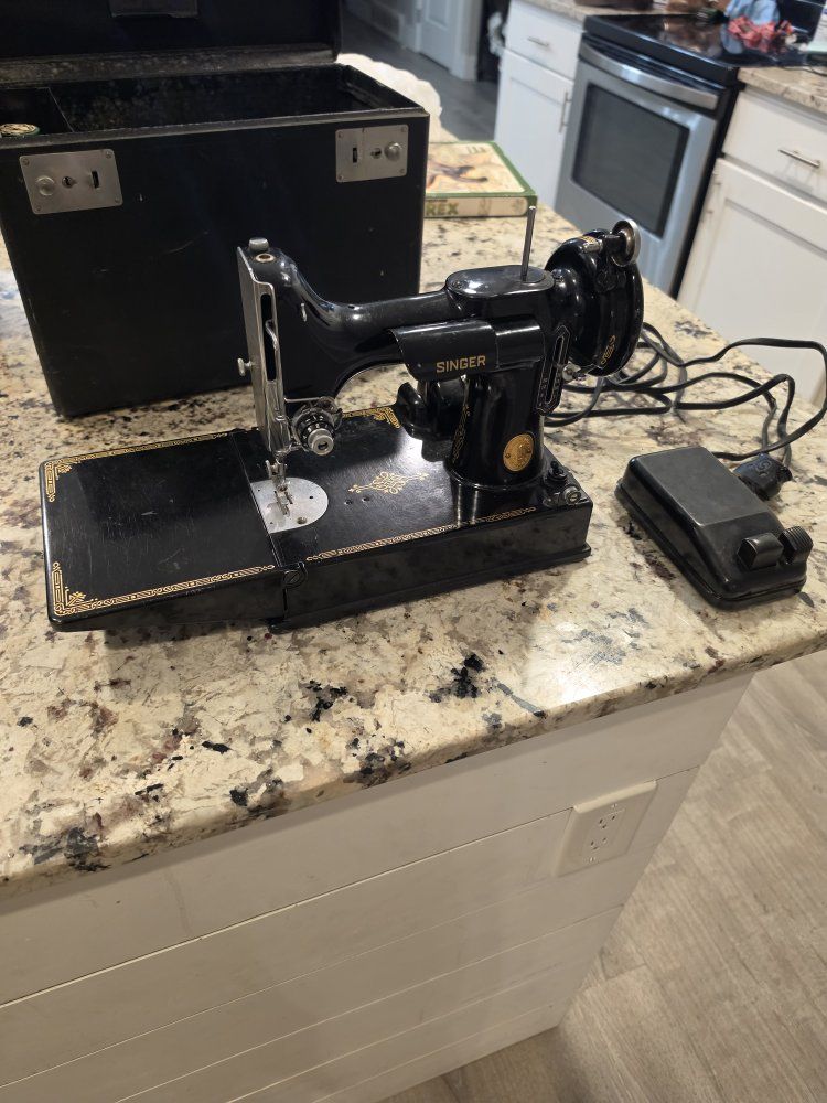 Singer Manufacturing Co. 221 feather weight  Sewing Machine with Carrying Case