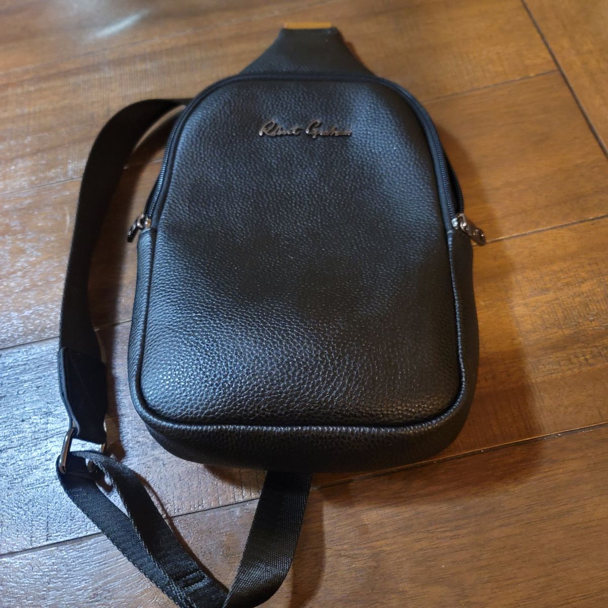 Robert Graham Take off sling bag