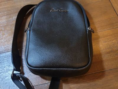 Robert Graham Take off sling bag