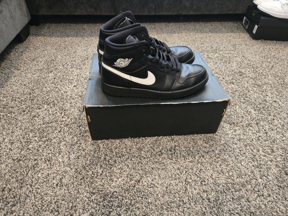 Air Jordan 1 Mid Black White Sneakers Men's Size 9