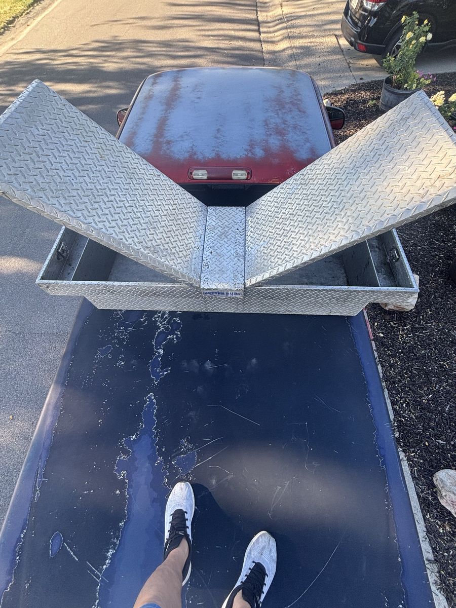 Brite aluminum toolbox with out keys but it opens and closes 120.00 or best offer