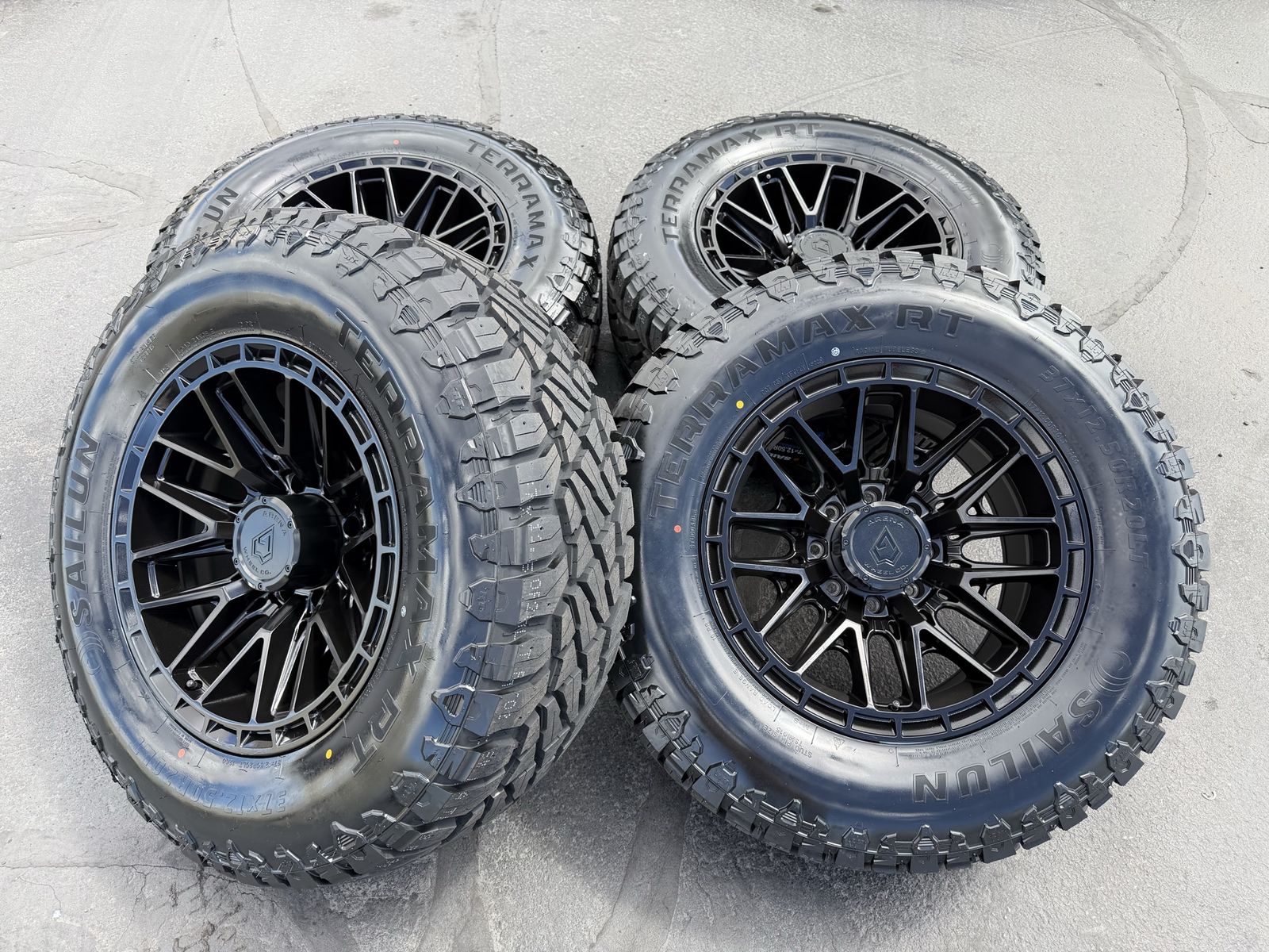 20x10 Arena 8 Lug 8x170 Ford 37 Sailun 37x12.50R20