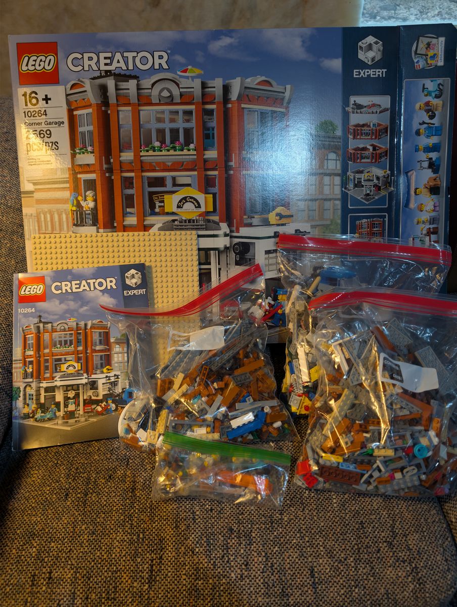 LEGO Corner Garage 10264 - USED