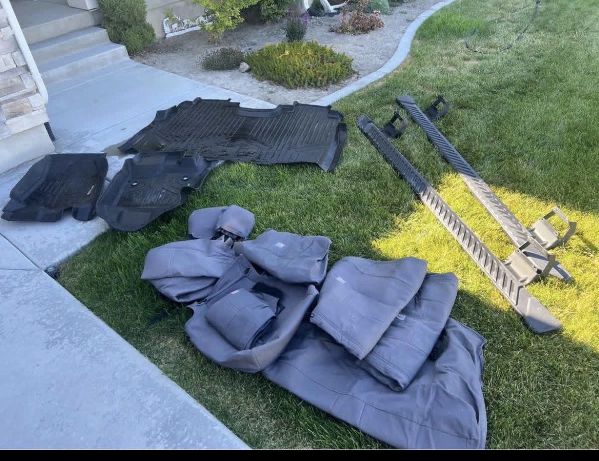 Full Carhartt and weather tech interior and rails. Came out of my 2021 f150 with the center console shift.  250$ OBO OBO