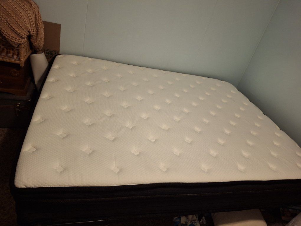 Queen Size Memory Foam Mattress - Excellent Condition