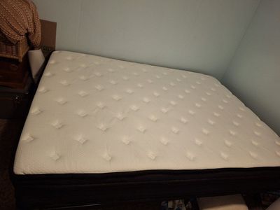 Queen Size Memory Foam Mattress - Excellent Condition