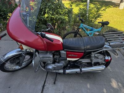 Vintage Suzuki GT550 2-Stroke Motorcycle - Classic Red & White Fairing