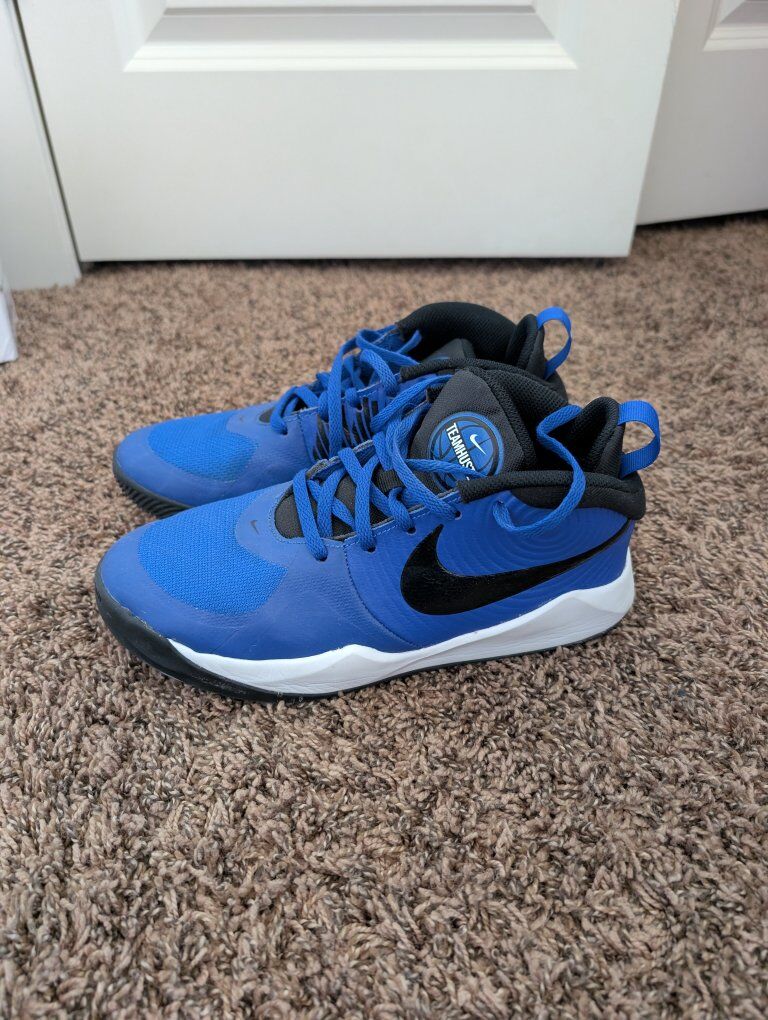 Youth Nike team hustle shoes size 6.5