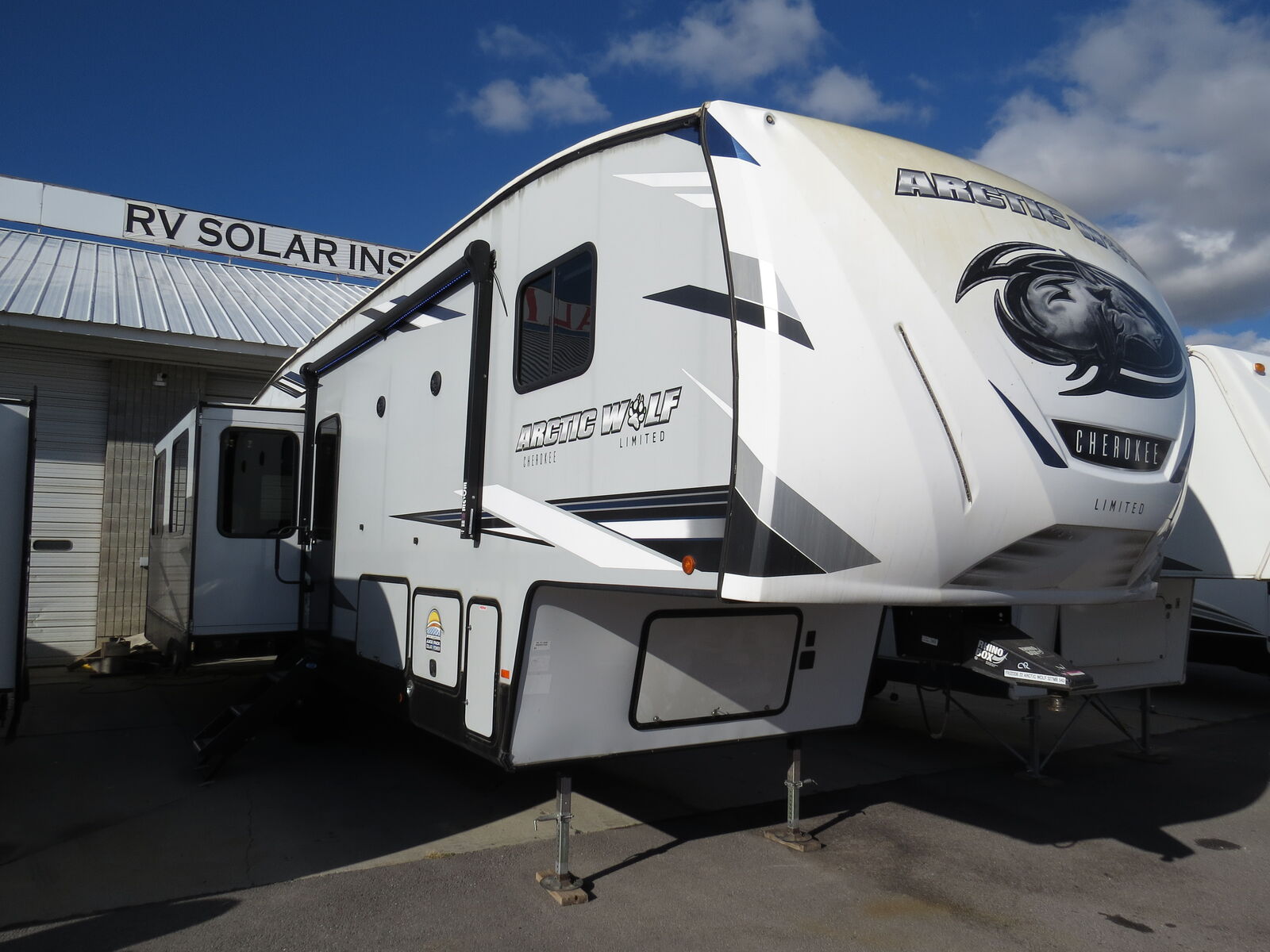 2022 Cherokee Arctic Wolf 327MB (Mid BUNK Room!) Solar!