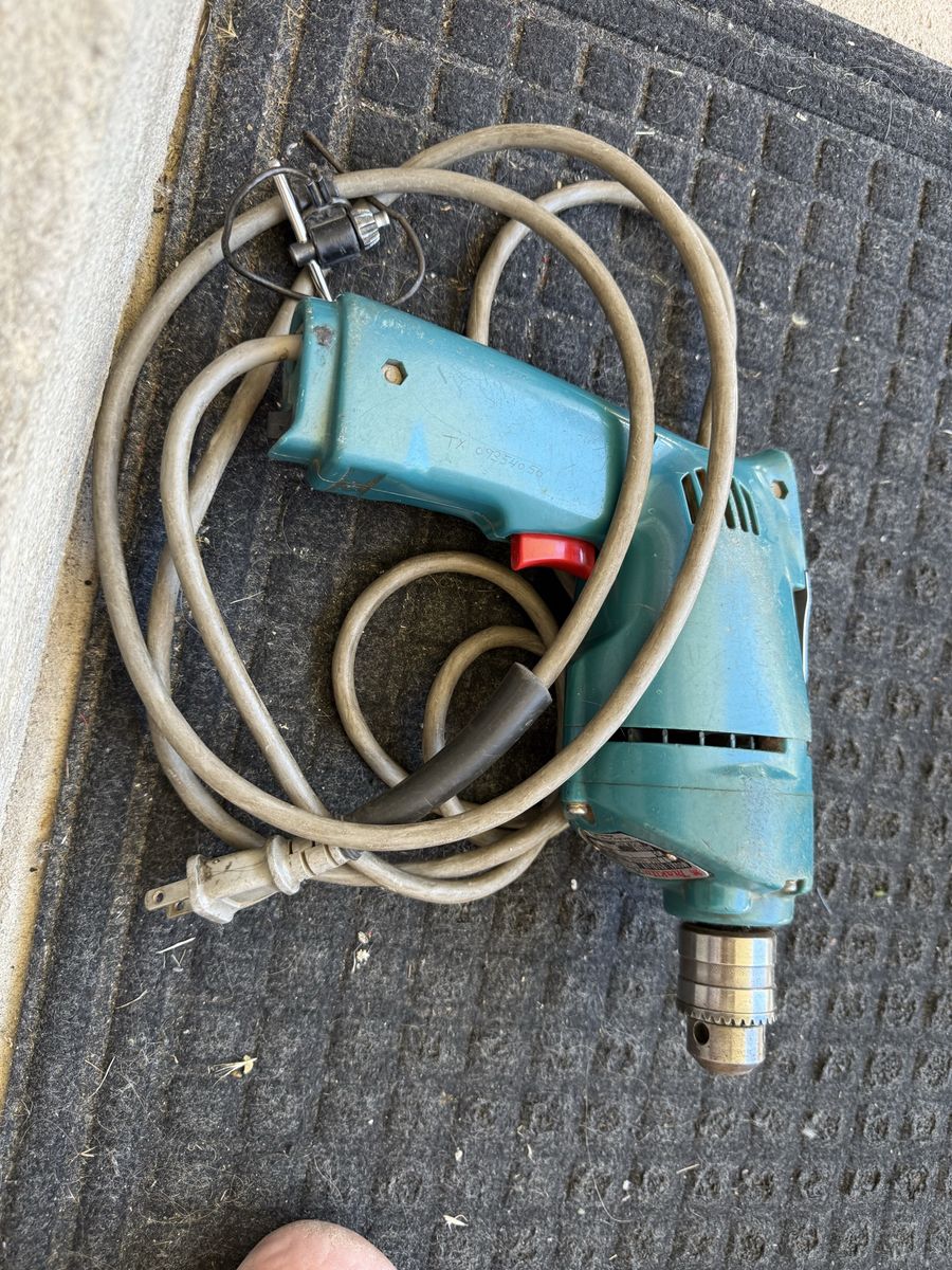 Makita 10 mm (3/8) power drill. Model 6510LVR
