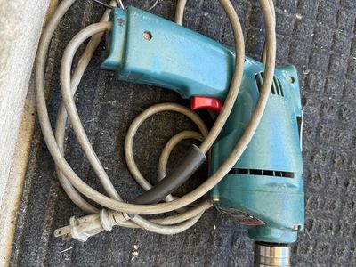 Makita 10 mm (3/8) power drill. Model 6510LVR