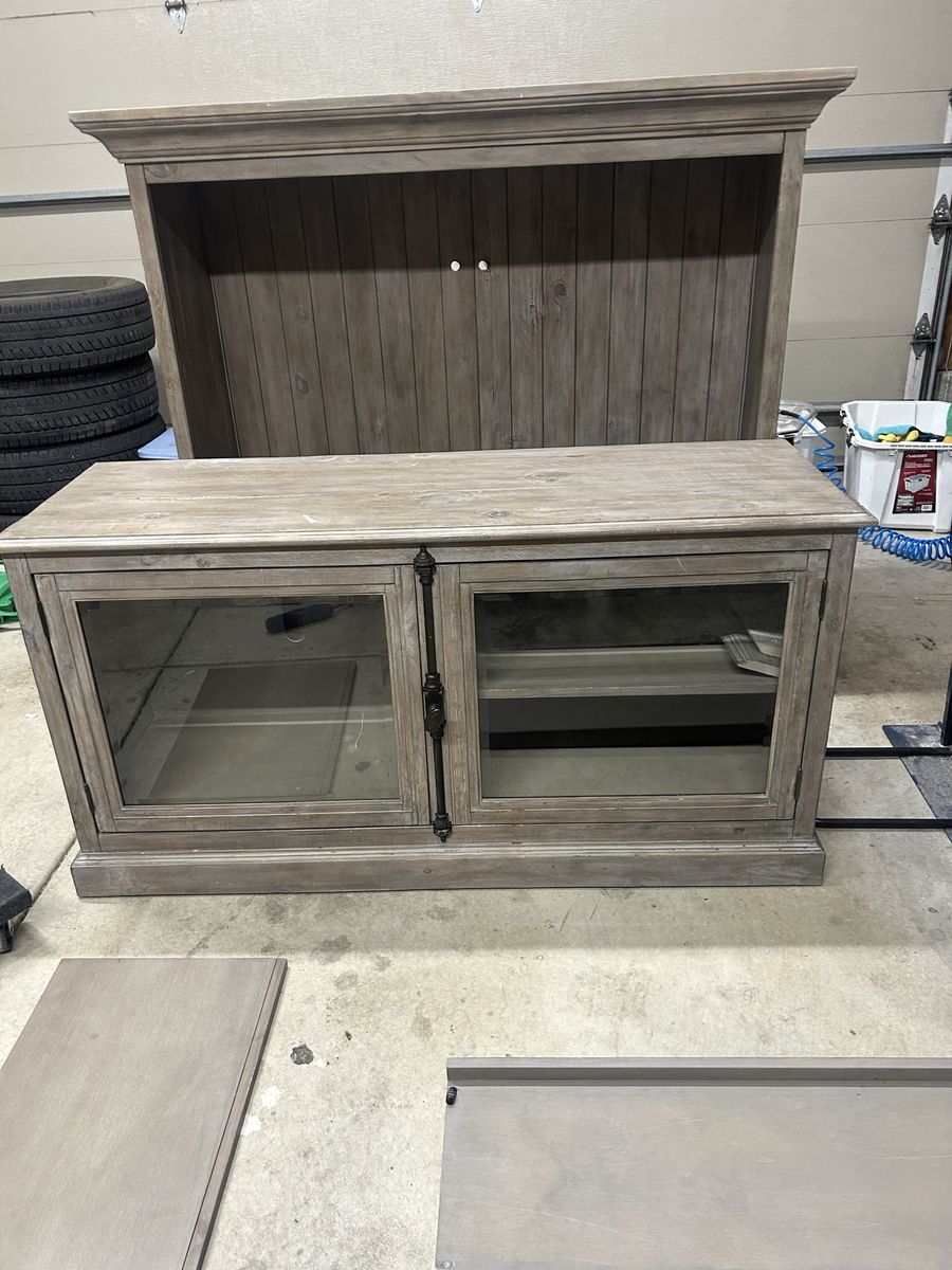 Entertainment hutch