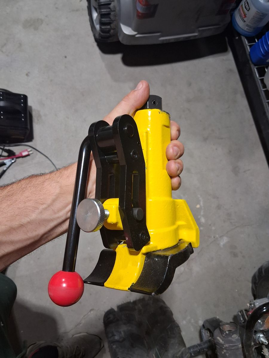 Tire bead breaker