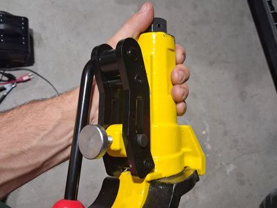 Tire bead breaker