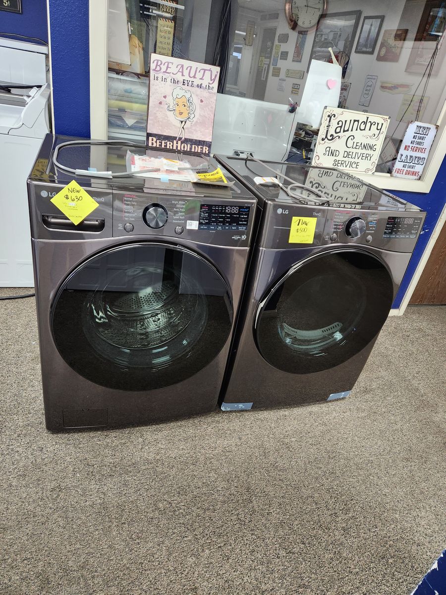 BEAUTIFUL BRAND NEW! LG WASHER AND GAS DRYER SET!