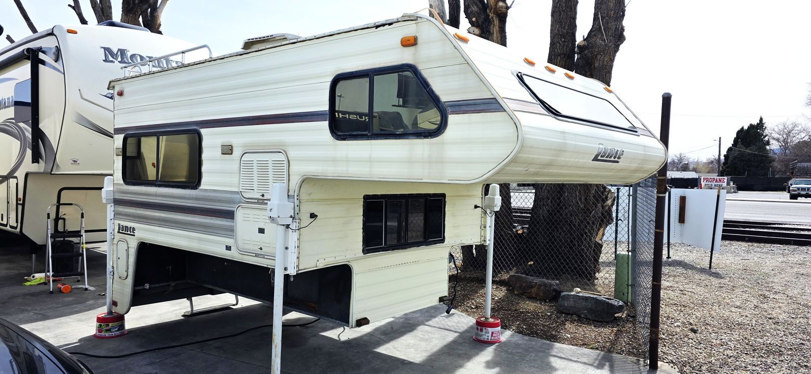 1991 Lance 480 (9.6) Truck Camper – Electric Jacks – $5,000 Fully self contained