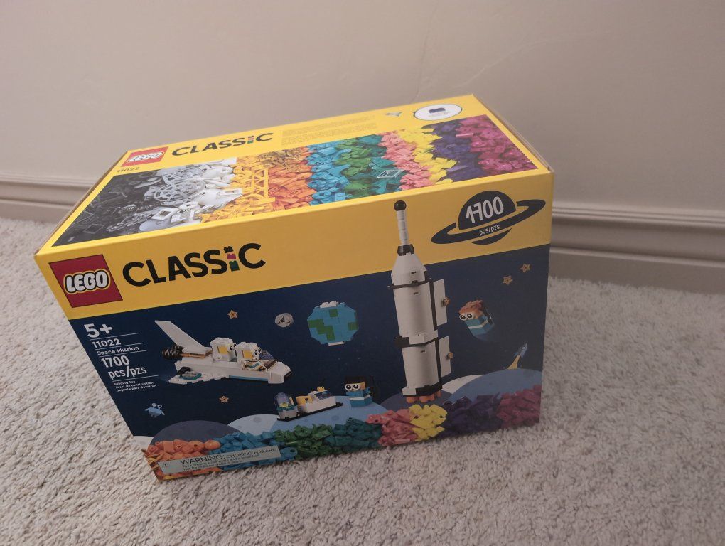 LEGO Classic Space Mission 11022 – 1700 Pieces (Brand New Sealed)