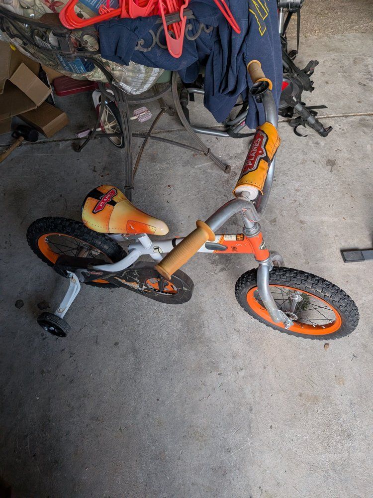 huffy kids bike from the movie "planes" BMX with training wheels.