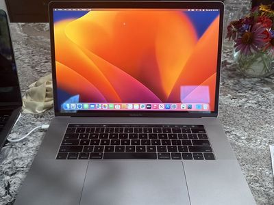 2017 MacBook Pro 15” i7 • Radeon Pro 555 • 16GB RAM • 256GB SSD