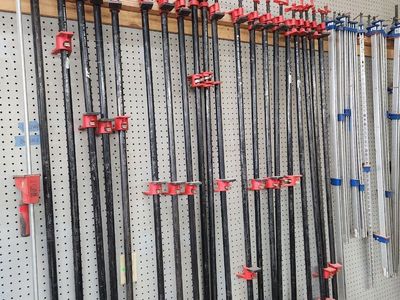 Woodworking Clamp Lot, 32 Clamps, Mostly 5 ft Pipe Clamps