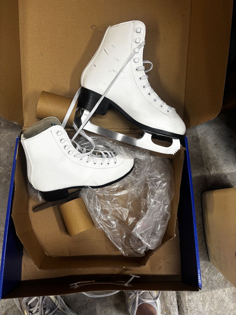 Gently Used White Women's Ice Skates Size 7