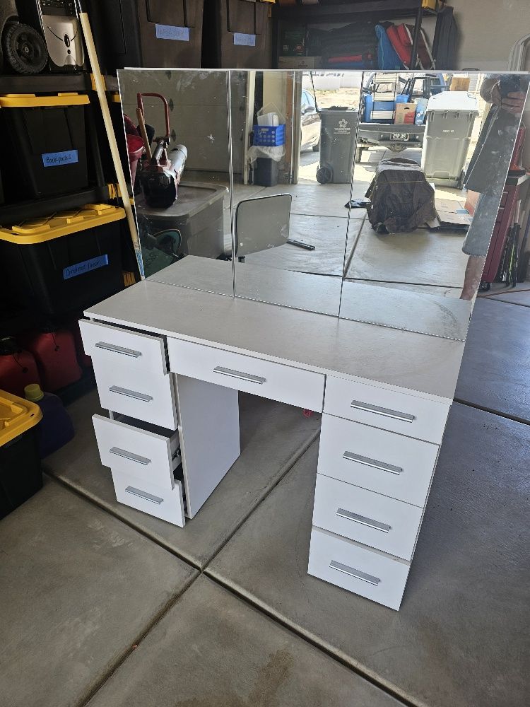 Bedroom Vanity w/drawers