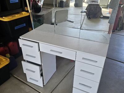 Bedroom Vanity w/drawers