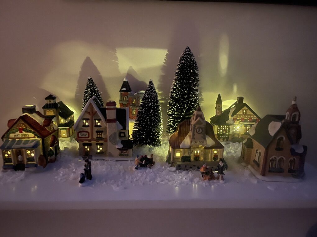 Beautiful Light-up Ceramic Christmas Villsge