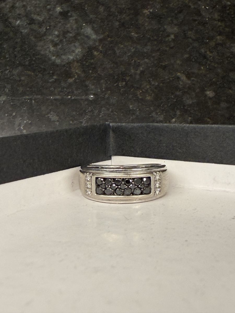 Men's size 7 wedding ring 10k white
