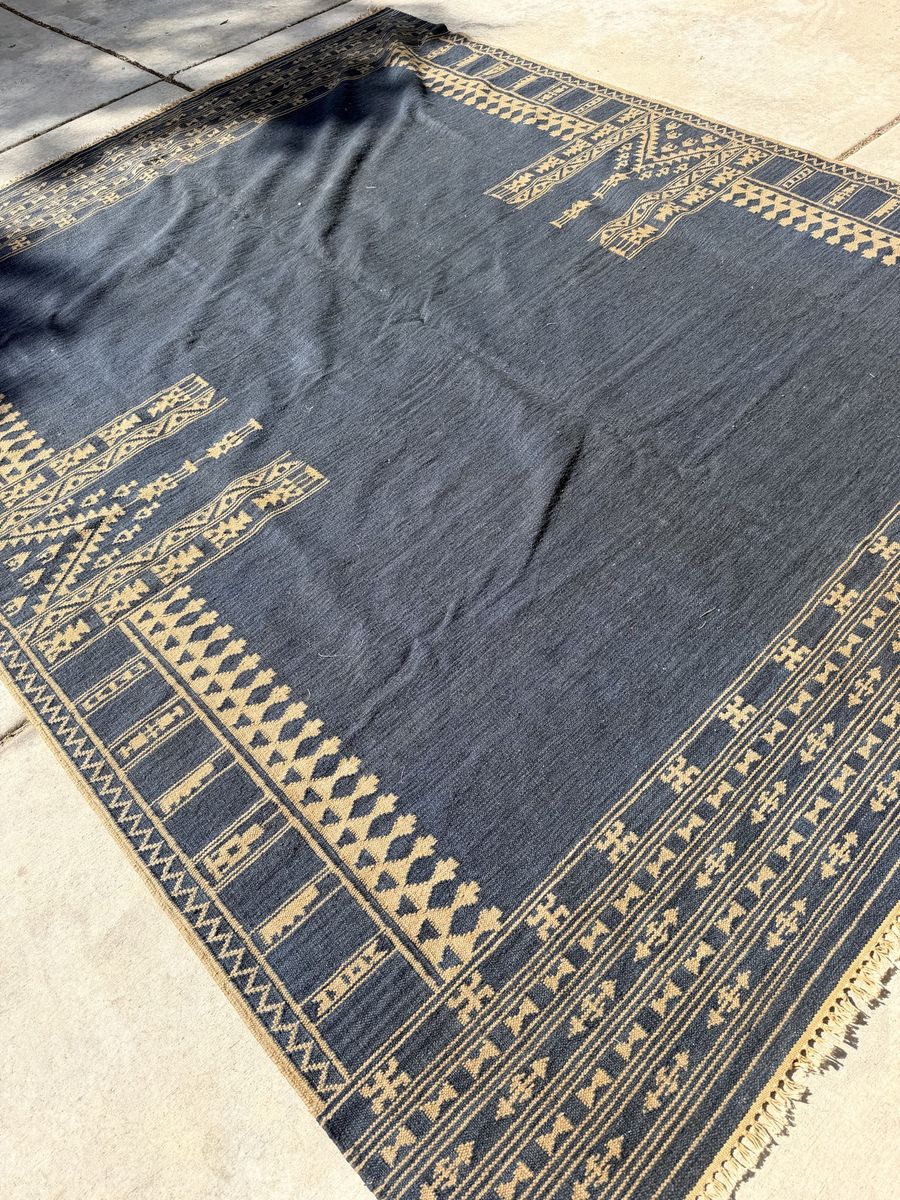 New. Beautiful Kilim 8x10 Area Rug! Statement Piec