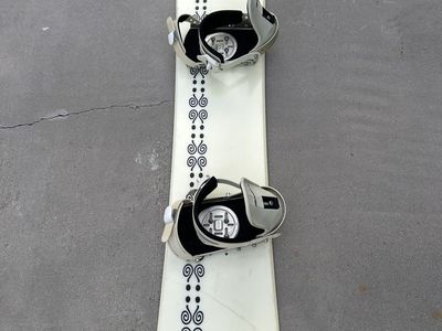 Nice Klew Snowboard with Bindings