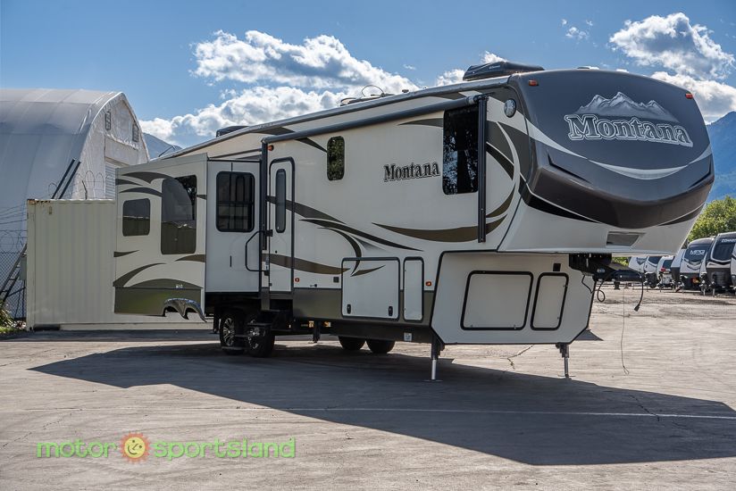 2016 Keystone Montana 3582RL Center Bath Outdoor Kitchen