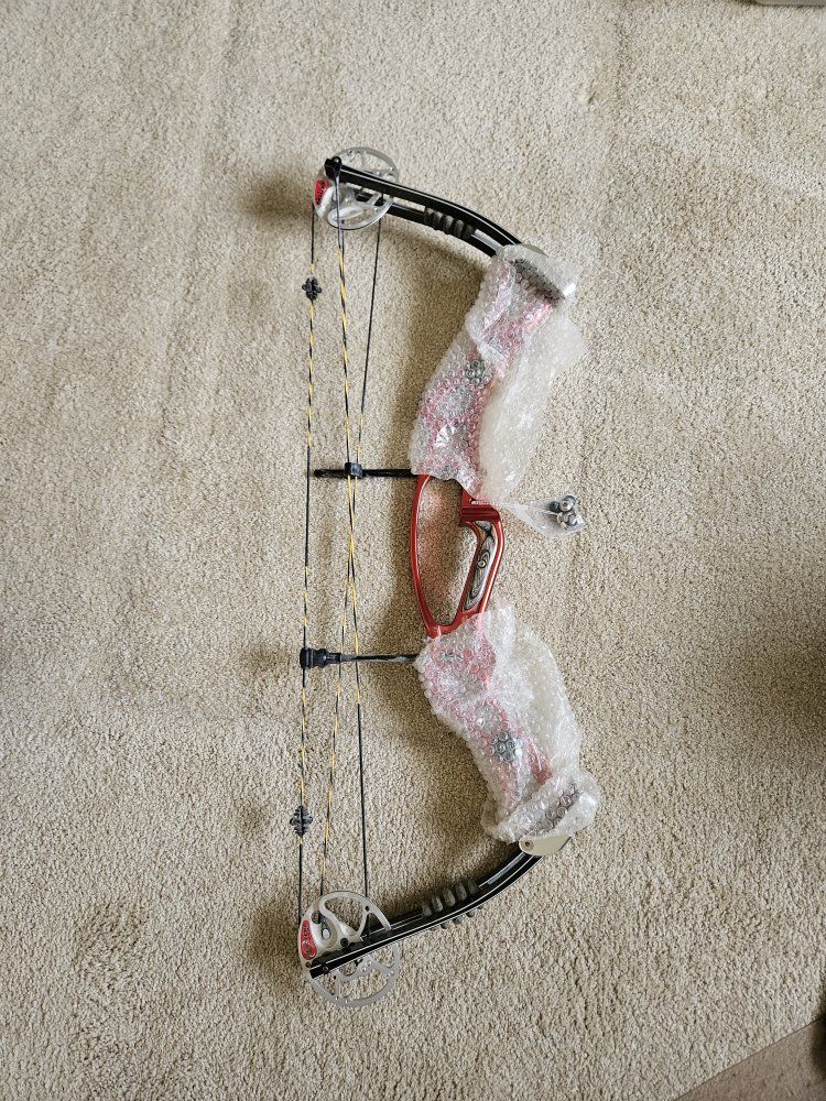 New Hoyt XT500 Pro Series LH Compound Bow - Red Riser, Black Limbs, Vector Cams, Left Handed. Estate Sale