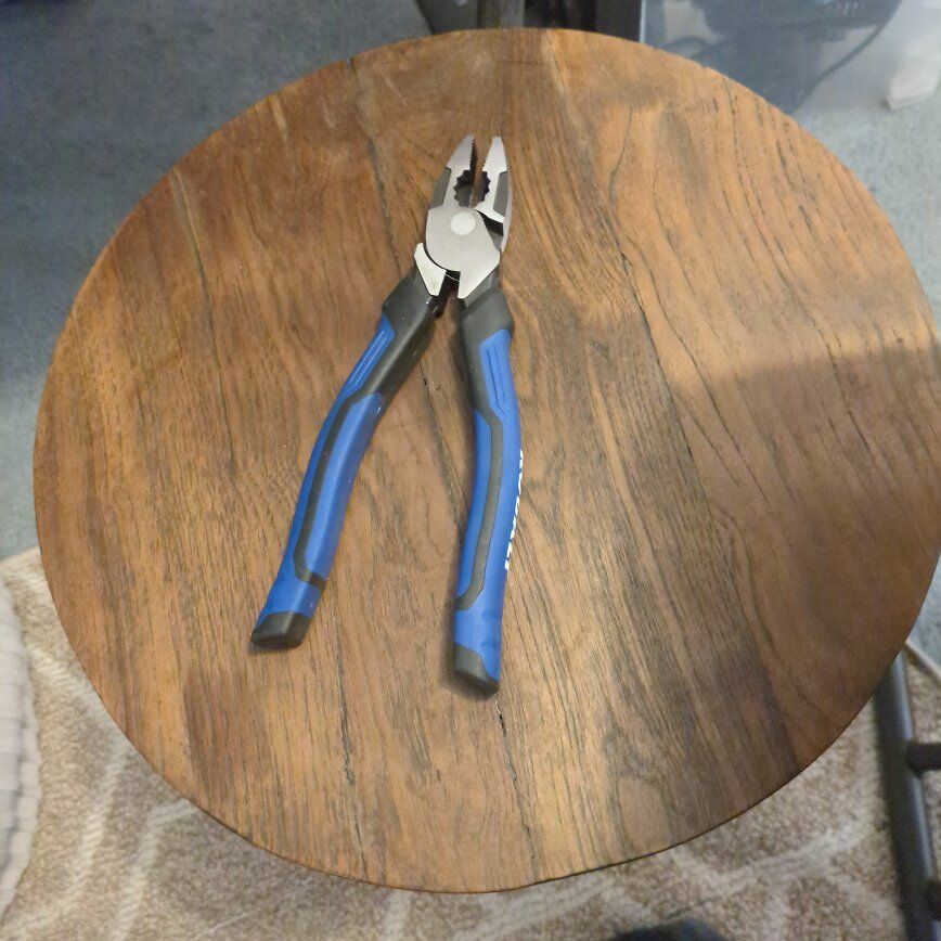 Kobalt 9-inch lineman pliers with a wire cutter