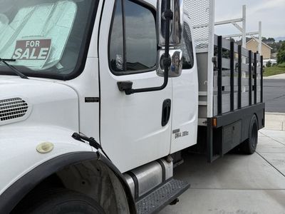 2004 M2 freightliner fifth wheel hitch in bed trailer ball on the rear power lift gate air ride seat, air ride suspension.