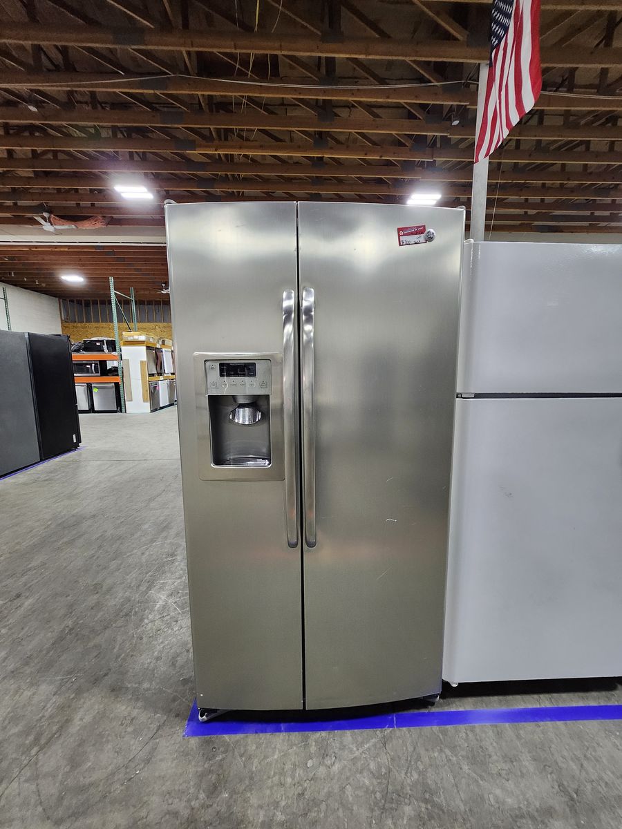 NICE GE STAINLESS STEEL SIDE BY SIDE FRIDGE! W-WARRANTY