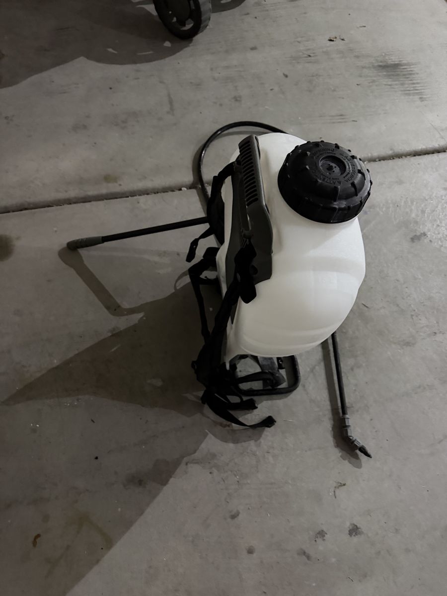 Roundup 190314 4-Gallon Backpack Sprayer - Adjustable Nozzle, Padded Straps