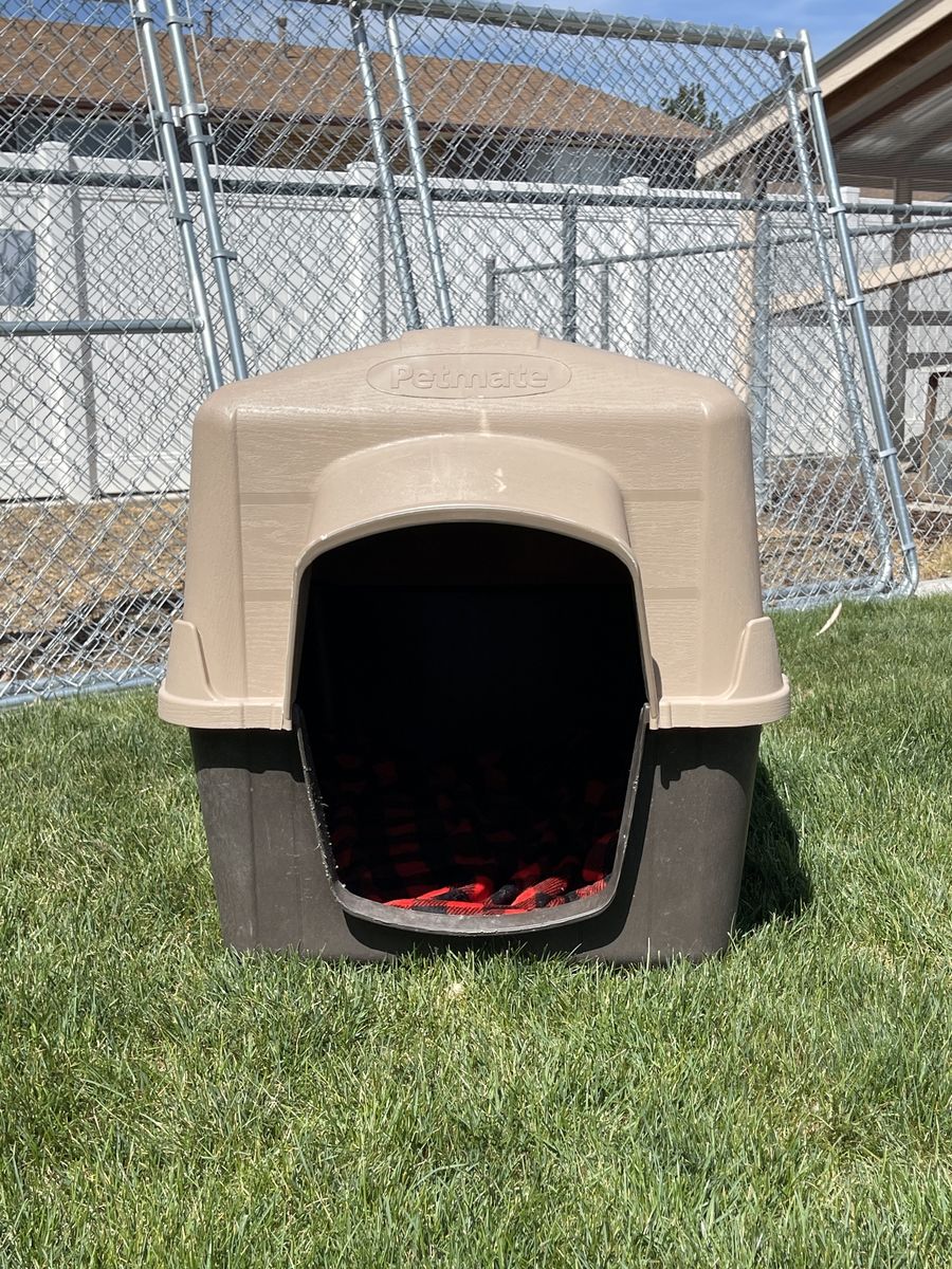 Petmate Doghouse