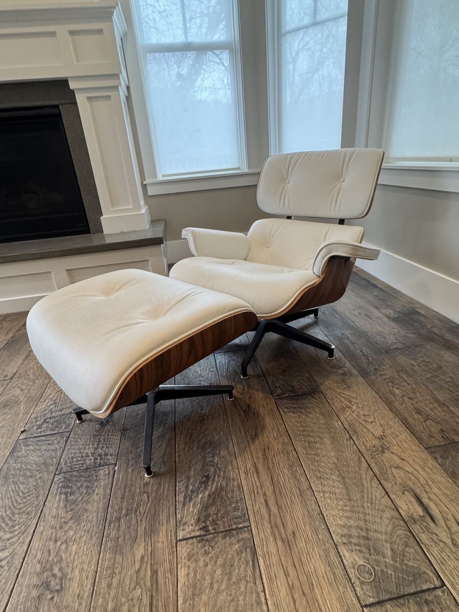 Iconic Eames-Style Lounge Chair & Ottoman – Cream Leather / Walnut – Excellent Condition!