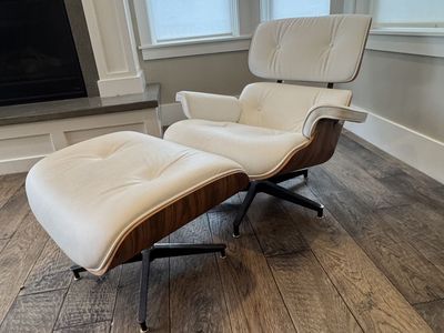 Iconic Eames-Style Lounge Chair & Ottoman – Cream Leather / Walnut – Excellent Condition!