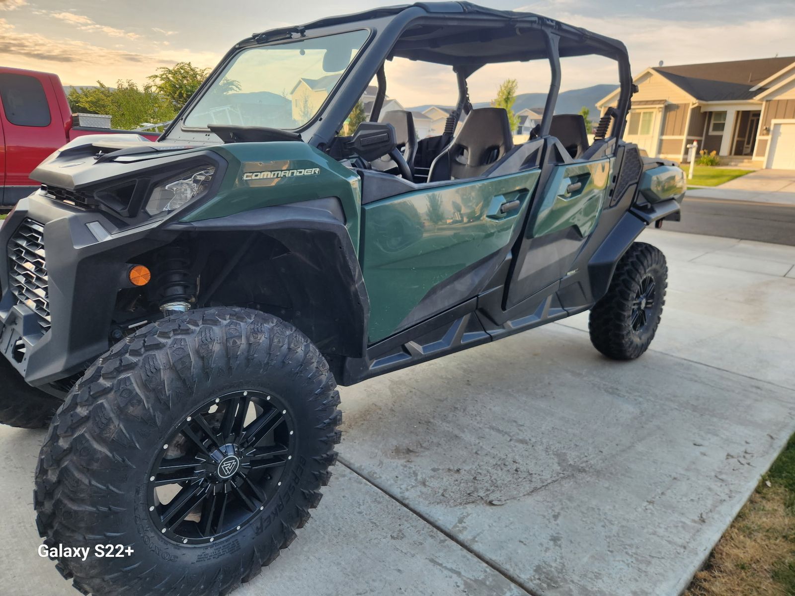 Side by Side Can-Am Commander Max