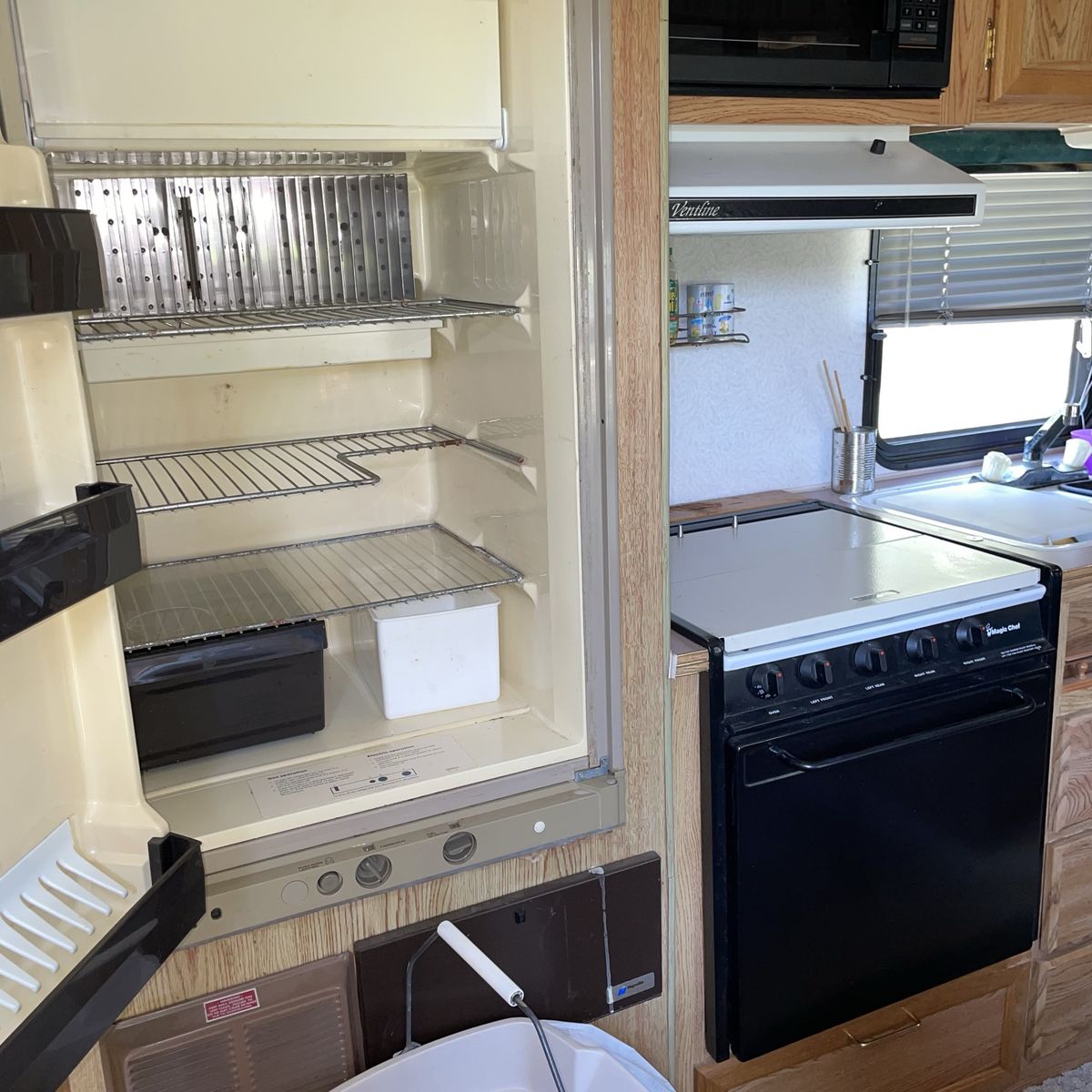 1993 18 ft Dual-Axle Tow-Behind Travel Trailer